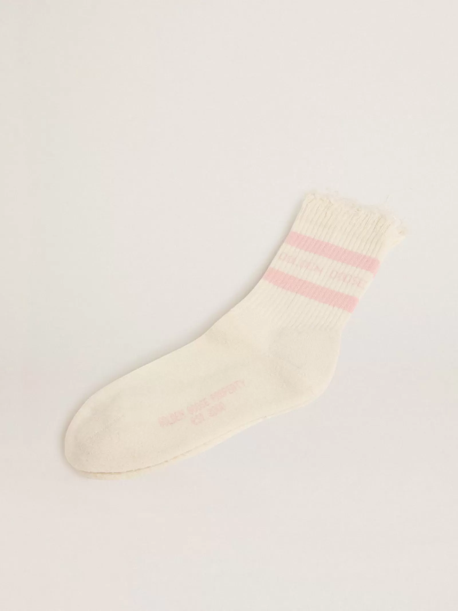 Chaussettes blanches à l’effet usé avec logo et rayures couleur rose bébé | Golden Goose Fashion