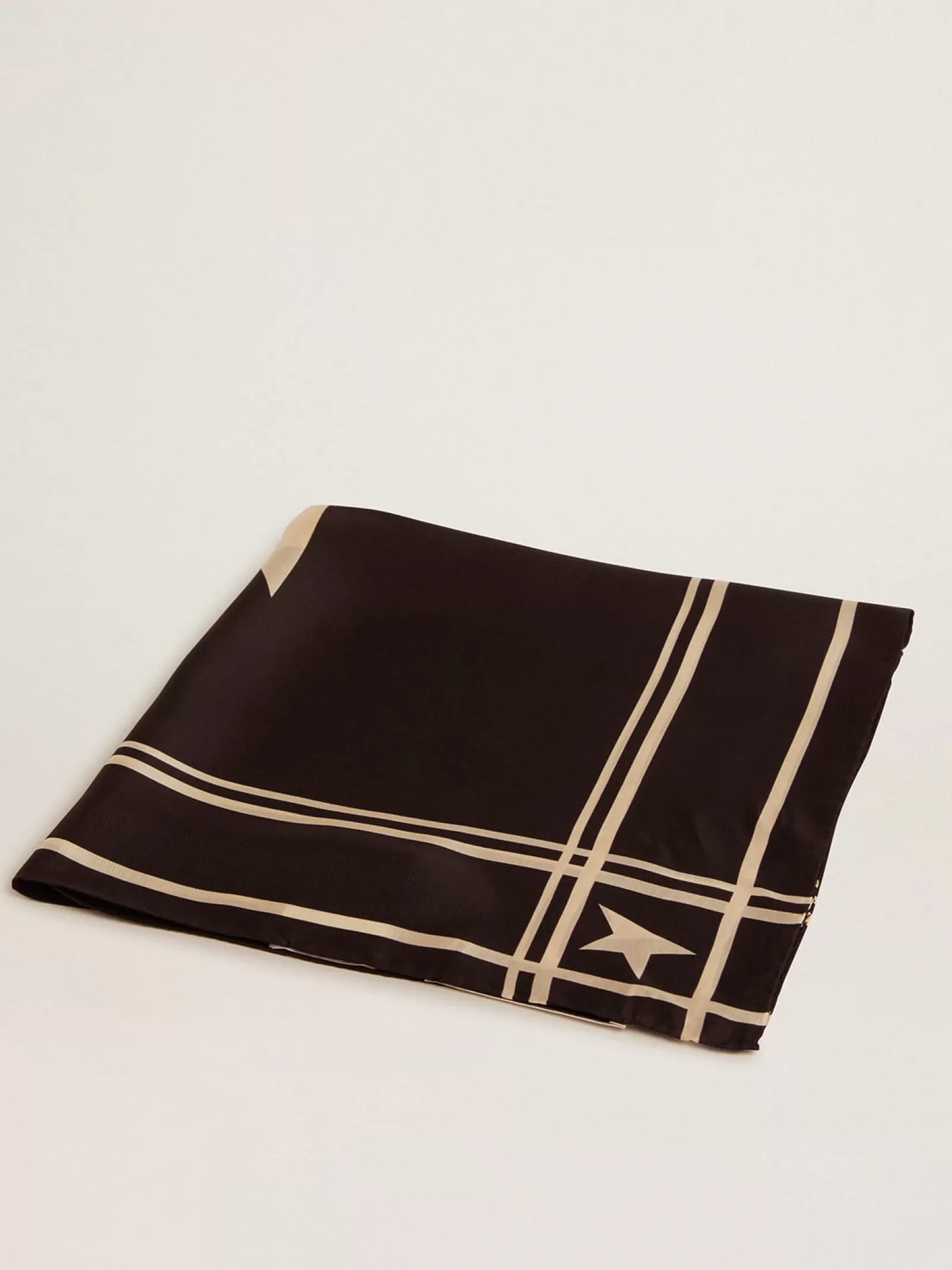 Foulard noir avec rayures et étoiles blanches contrastantes | Golden Goose Hot