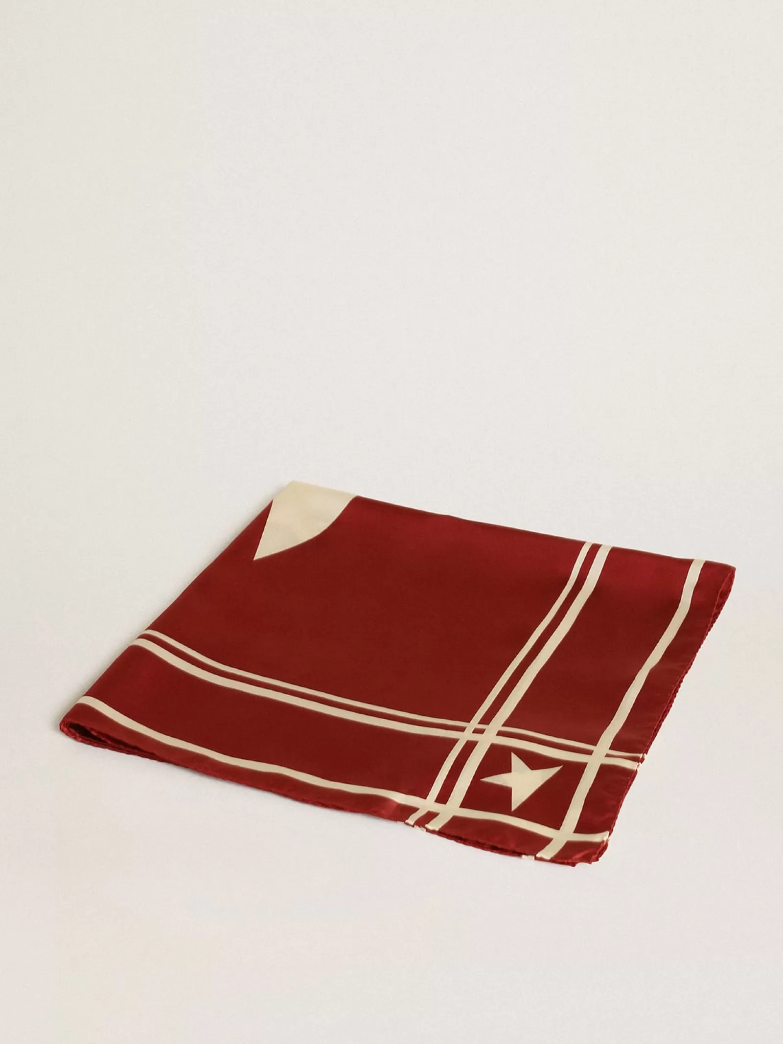 Foulard rouge avec rayures et étoiles blanches contrastées | Golden Goose Hot