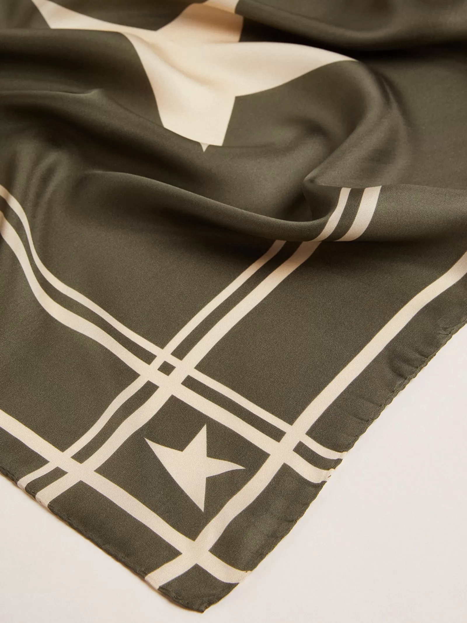 Foulard vert mousse avec rayures et étoiles blanches contrastantes | Golden Goose Online