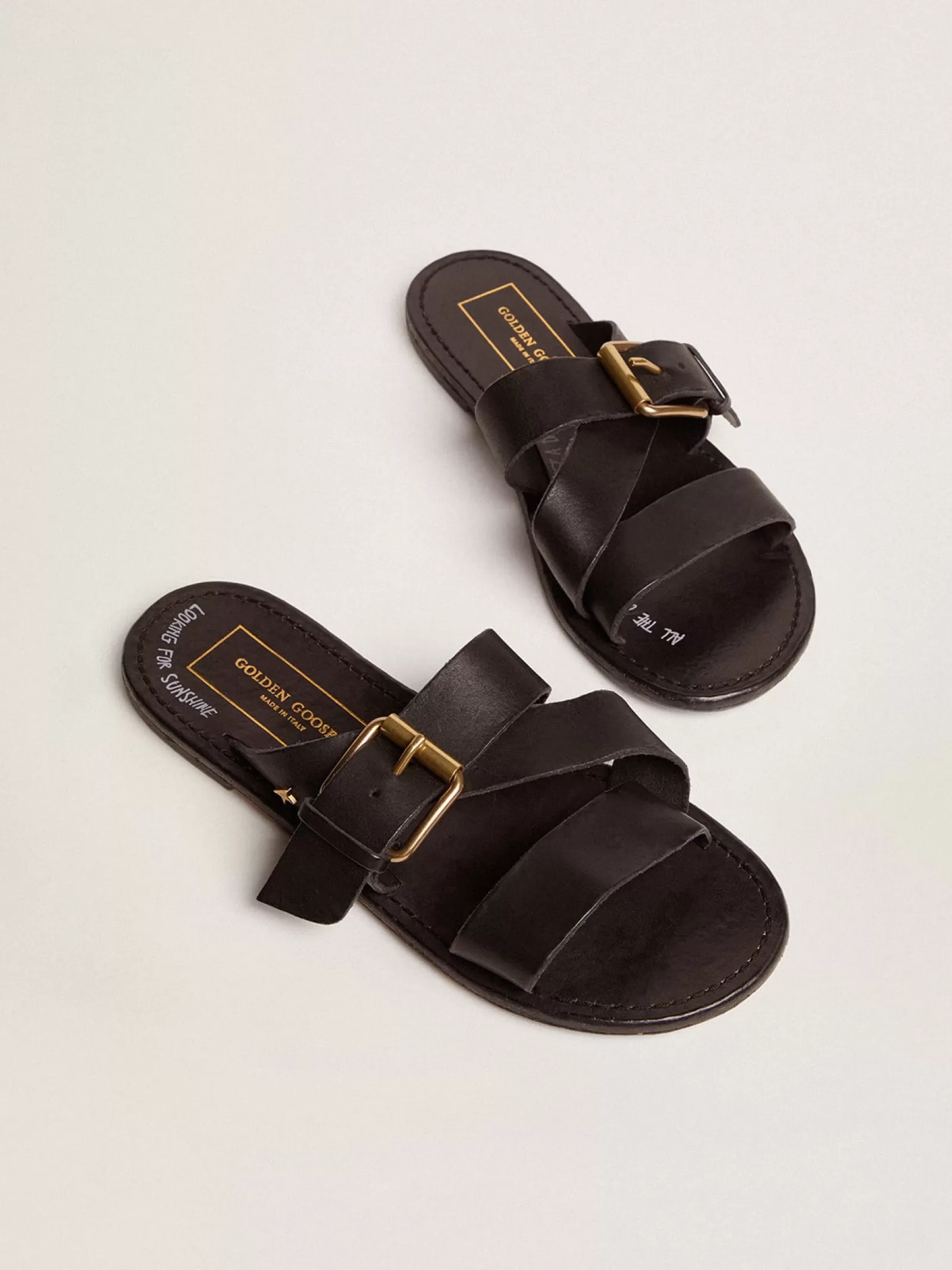 Sandales plates femme en cuir résiné noir | Golden Goose Store