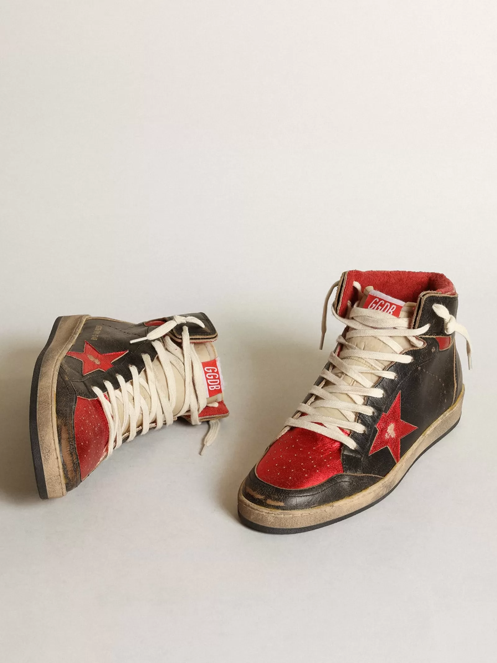 Sky-Star homme en cuir brillant noir avec étoile rouge | Golden Goose Clearance