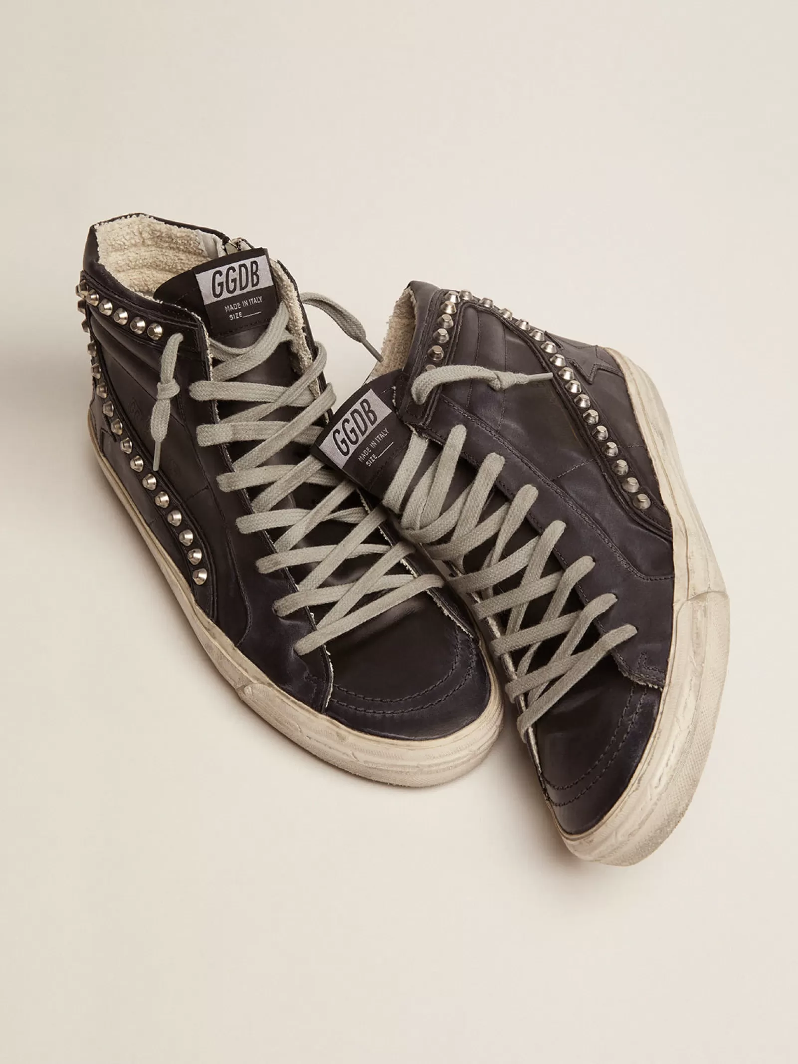 Slide homme couleur noire avec clous appliqués | Golden Goose Online