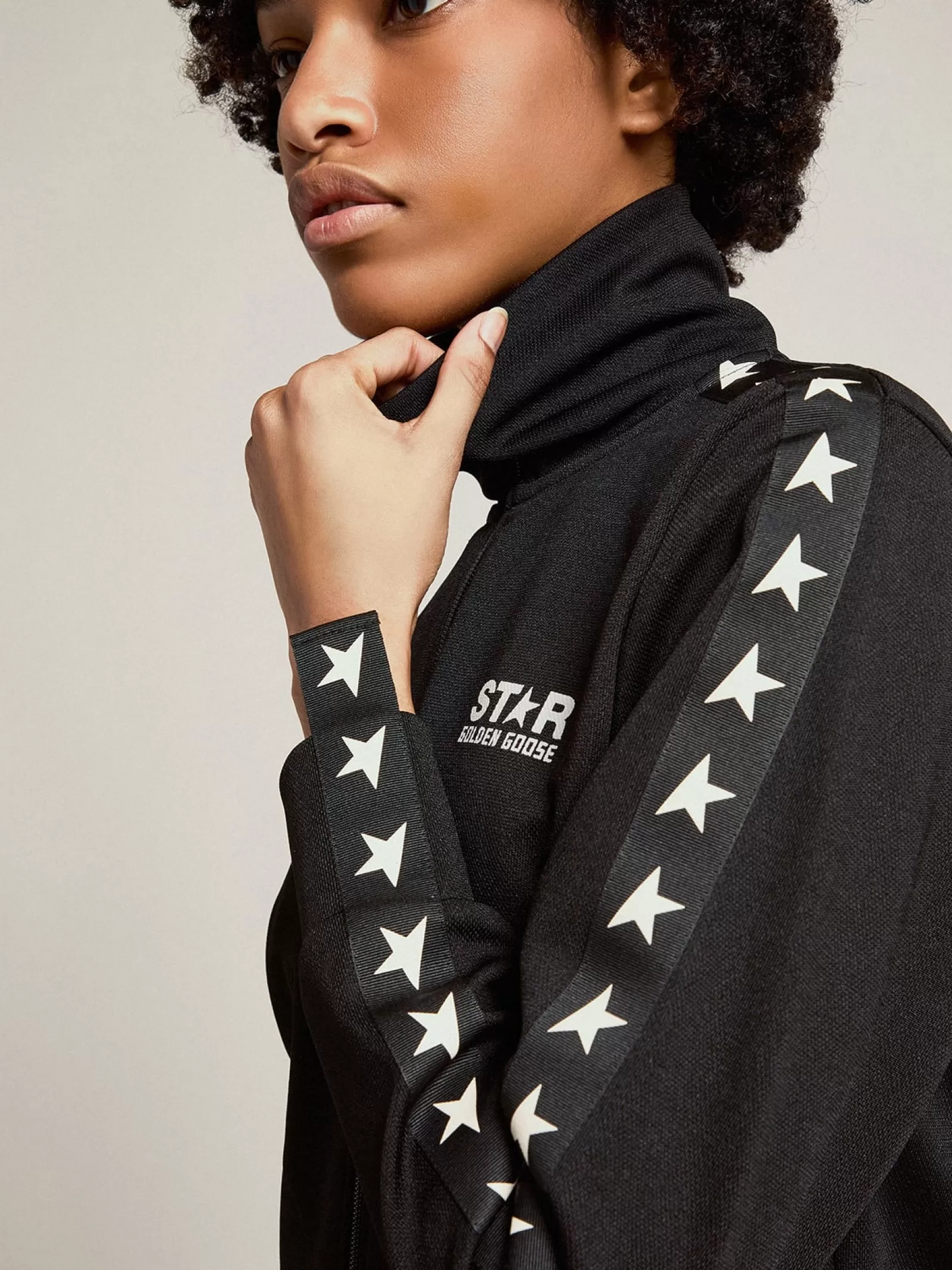 Sweat-shirt zippé femme couleur noire avec étoiles blanches | Golden Goose New