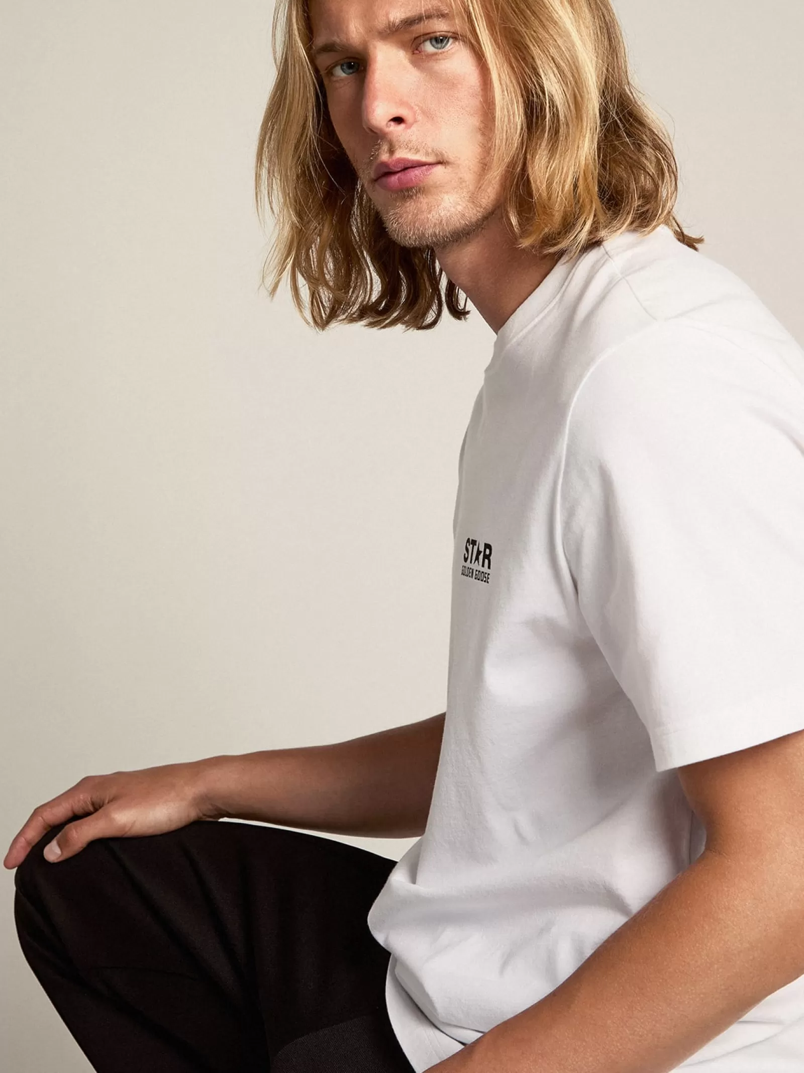 T-shirt blanc avec logo noir contrasté sur le devant | Golden Goose Sale