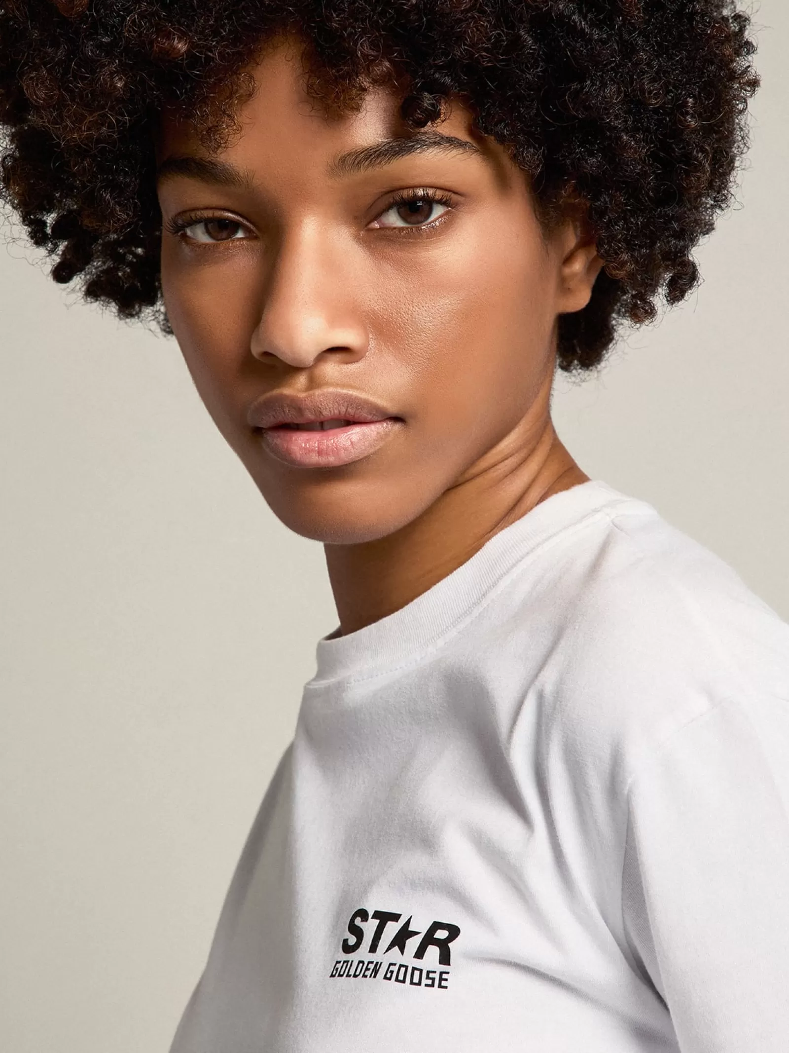 T-shirt femme blanc avec logo et étoile noirs contrastés | Golden Goose New