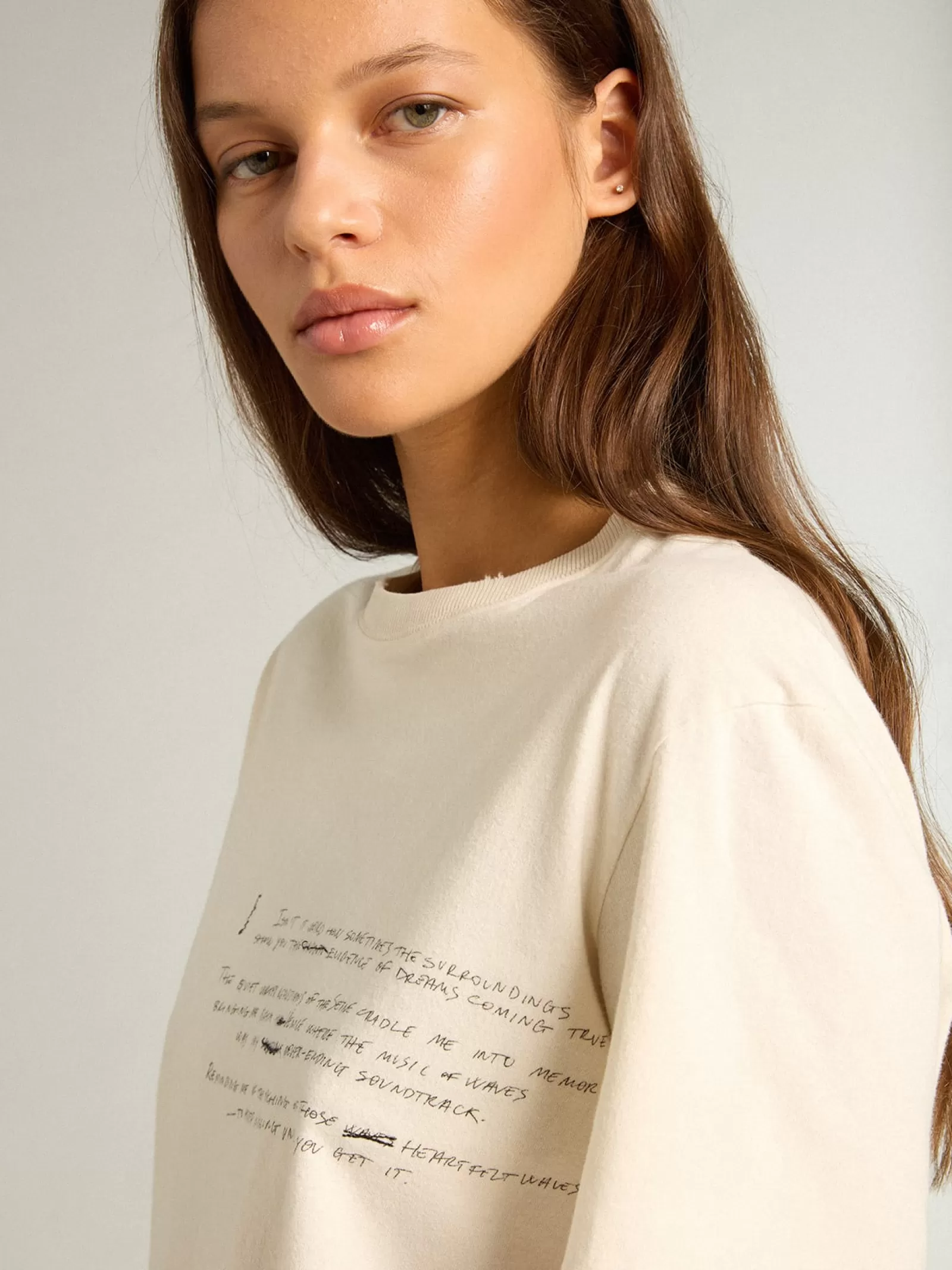 T-shirt femme en coton blanc vieilli avec inscription brodée | Golden Goose Outlet