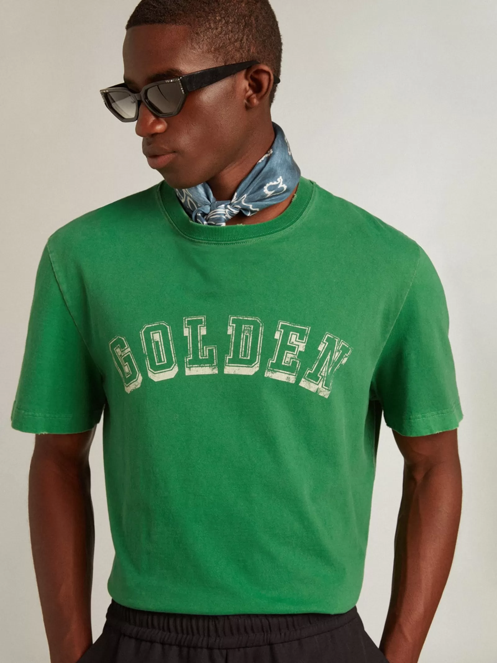 T-shirt homme en coton vert avec inscription au centre | Golden Goose Online