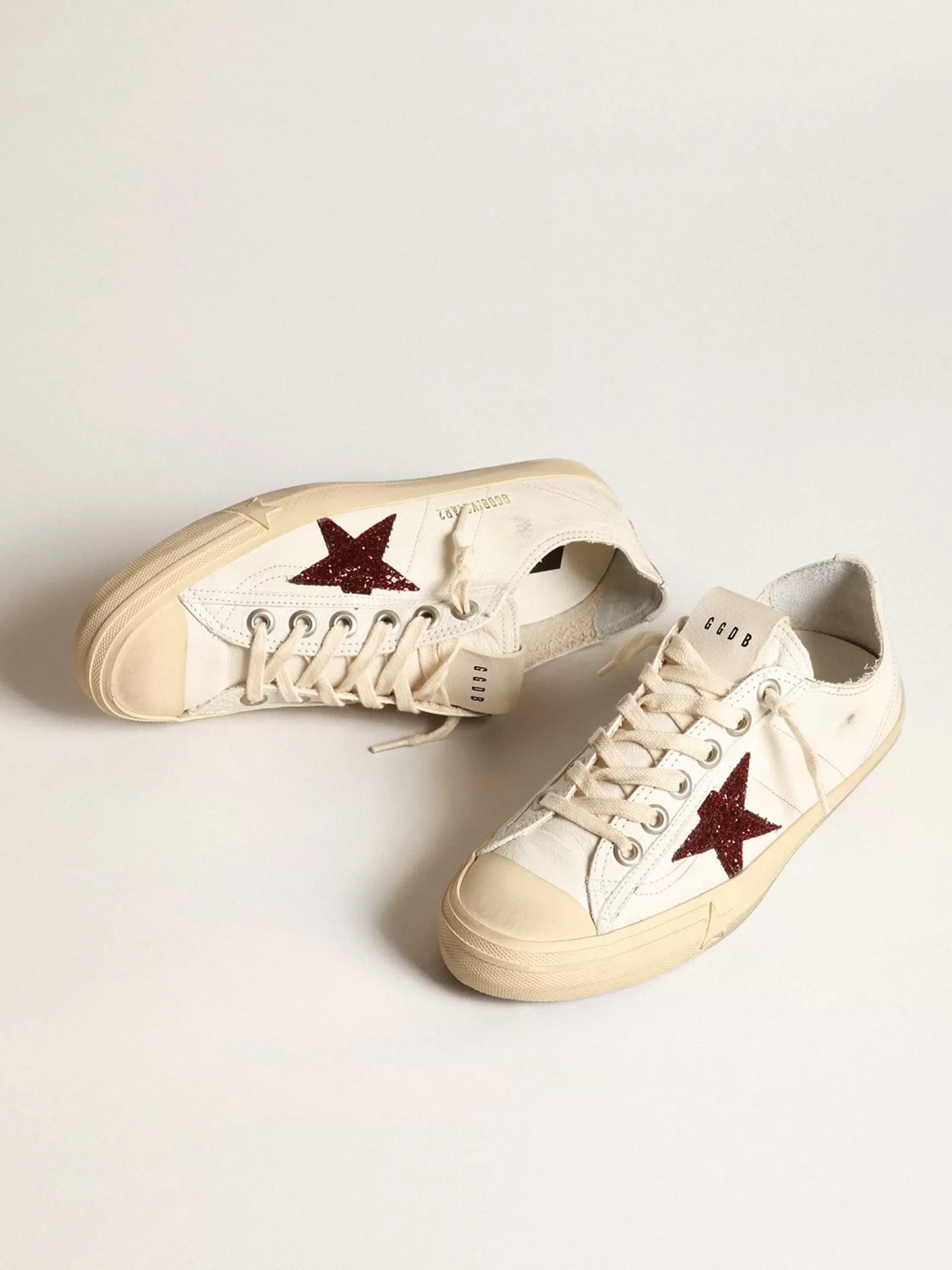 V-Star femme en nappa blanc avec étoile à paillettes rouges | Golden Goose Hot